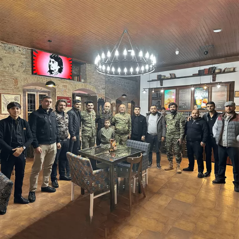 Biznes və Klub Stilində Günəş Eynəkləri: Tərz Sahibləri üçün Seçimlər